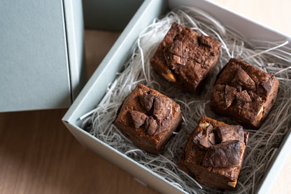 Macadamia nut and chocolate scones (4 pieces in a box)